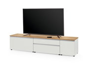 XL-TV-Lowboard in Weiß mit Holzoberfläche, frontal betrachtet, mit großem Flachbildfernseher darauf.