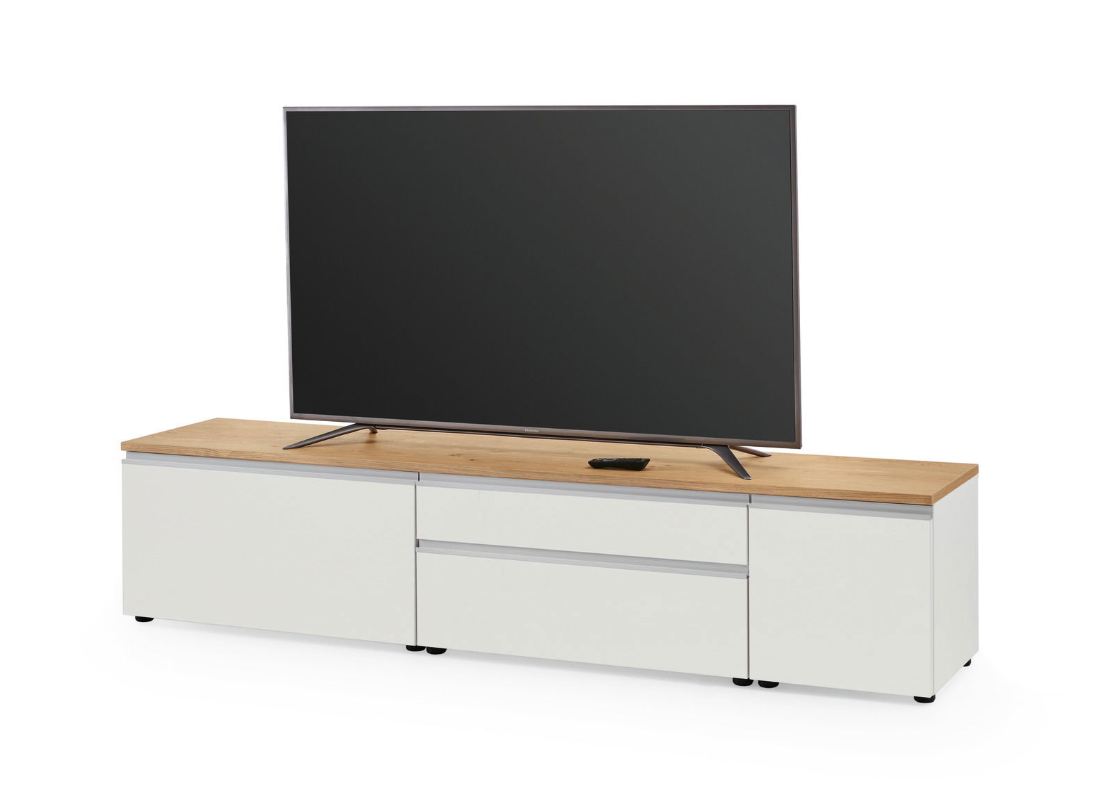 XL-TV-Lowboard in Weiß mit Holzoberfläche, frontal betrachtet, mit großem Flachbildfernseher darauf.