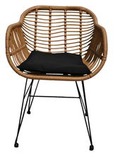 Moderner Gartensessel aus Rattan mit schwarzem Sitzkissen, Vorderansicht