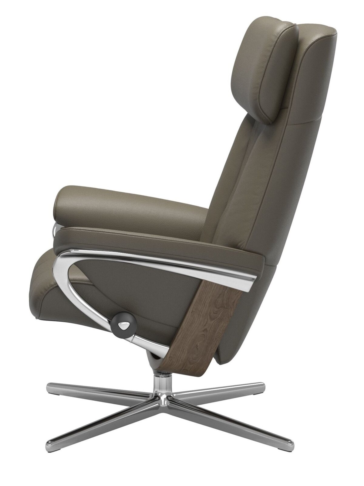 Zijaanzicht van een moderne fauteuil met bruine lederen bekleding, verstelbare hoofdsteun en metalen frame.