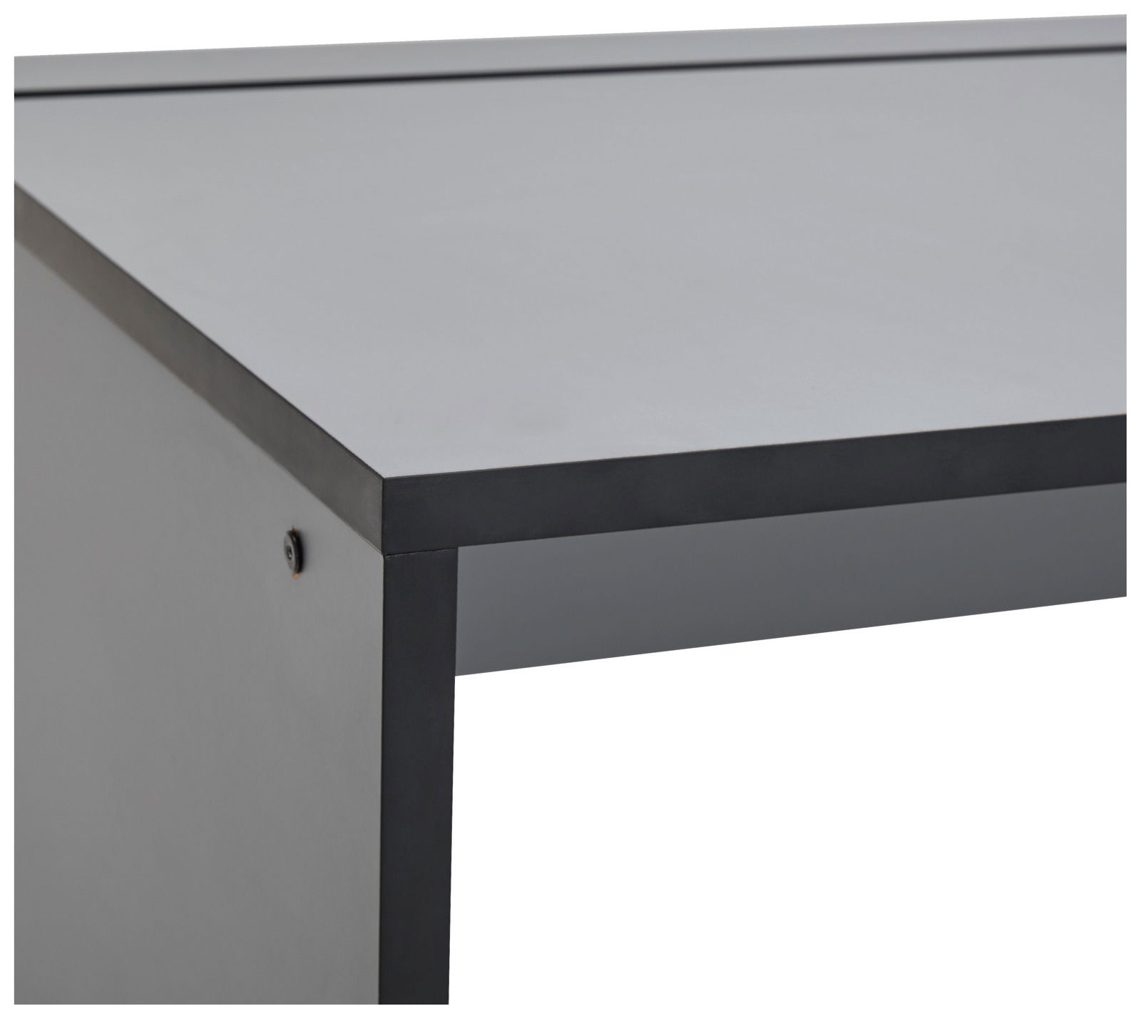 Nahaufnahme einer Ecke eines modernen Gamingtisches mit schwarzem Rahmen und grauer Tischplatte, seitliche Perspektive.