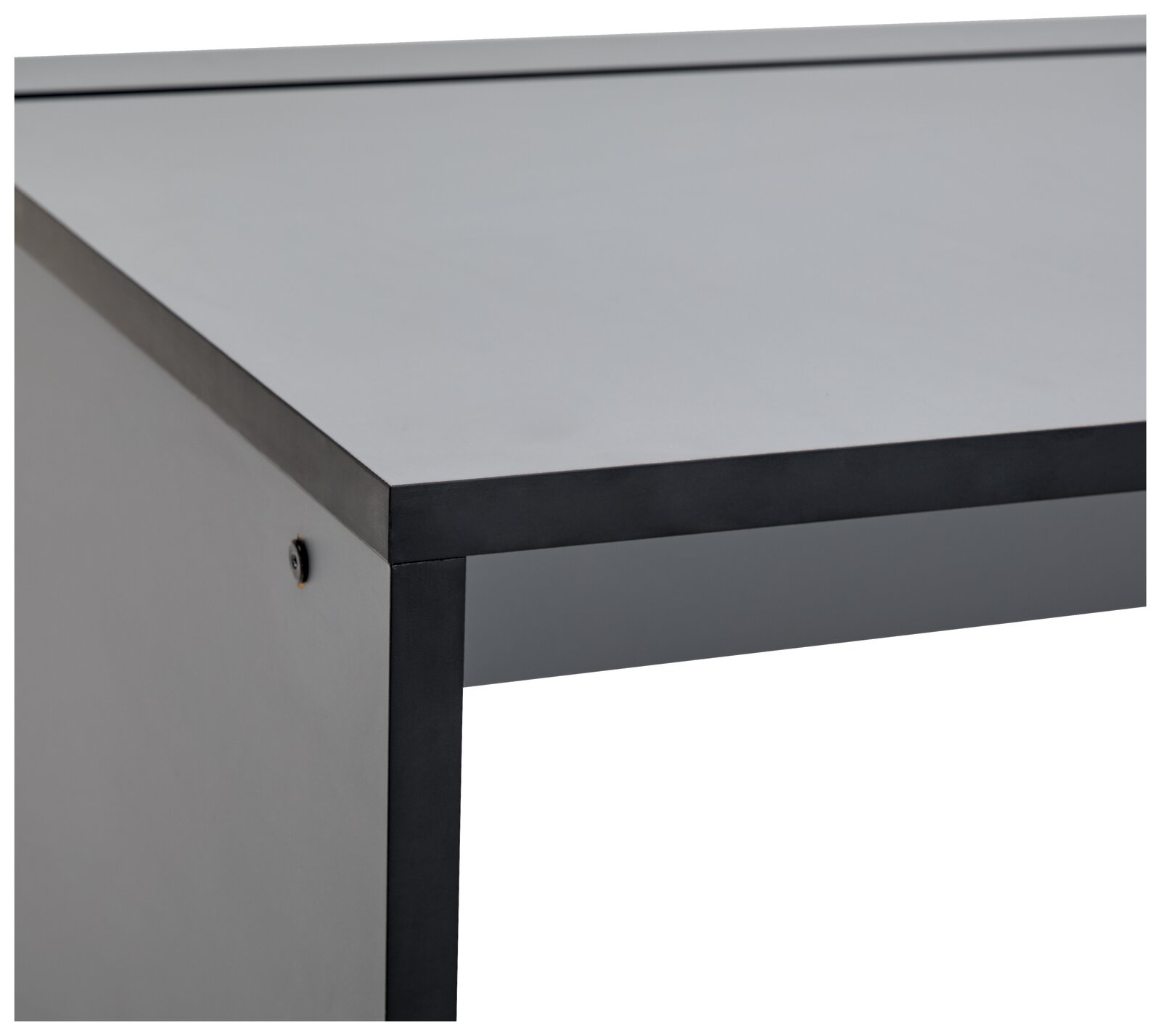 Nahaufnahme einer Ecke eines modernen Gamingtisches mit schwarzem Rahmen und grauer Tischplatte, seitliche Perspektive.