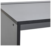 Nahaufnahme einer Ecke eines modernen Gamingtisches mit schwarzem Rahmen und grauer Tischplatte, seitliche Perspektive.