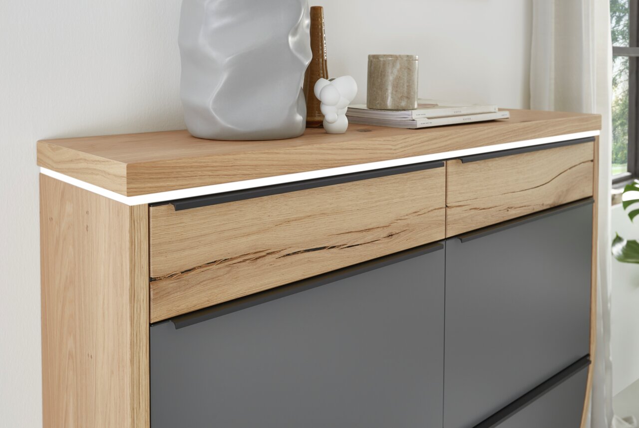 Hängeschuhschrank mit LED-Beleuchtung, Holzoptik, seitliche Perspektive