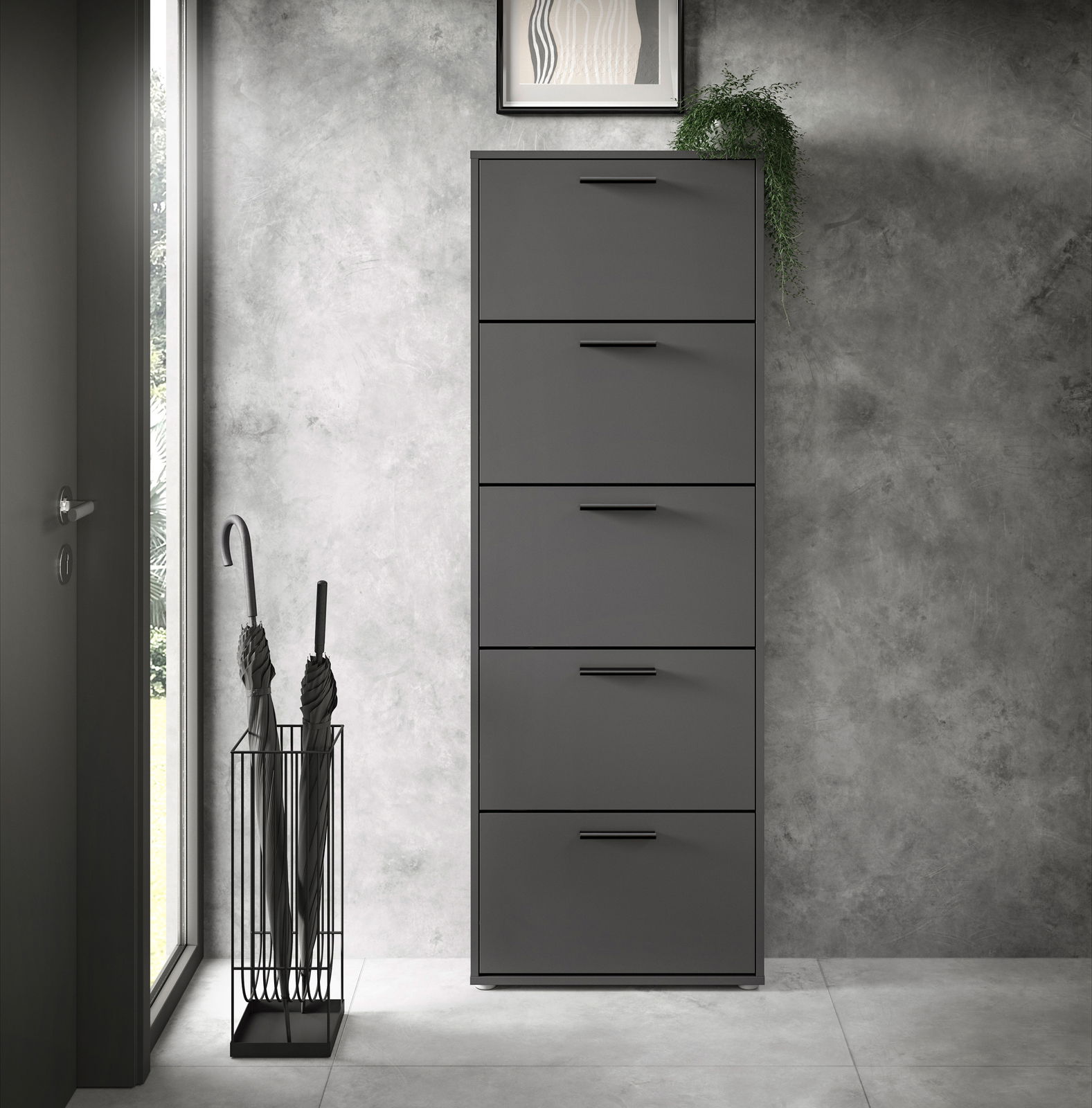 Moderner, grauer Schuhkipper mit fünf Klappen, frontal fotografiert, neben einem Regenschirmständer in einem stilvollen Eingangsbereich.
