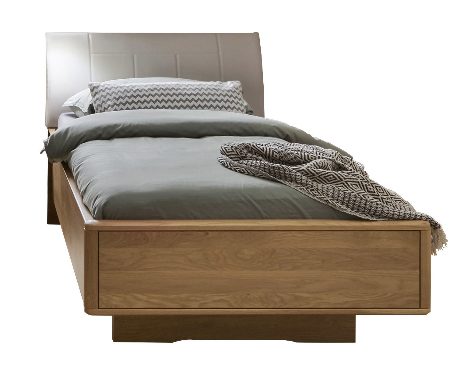 Komfortbett aus Holz mit gepolstertem Kopfteil, frontal fotografiert