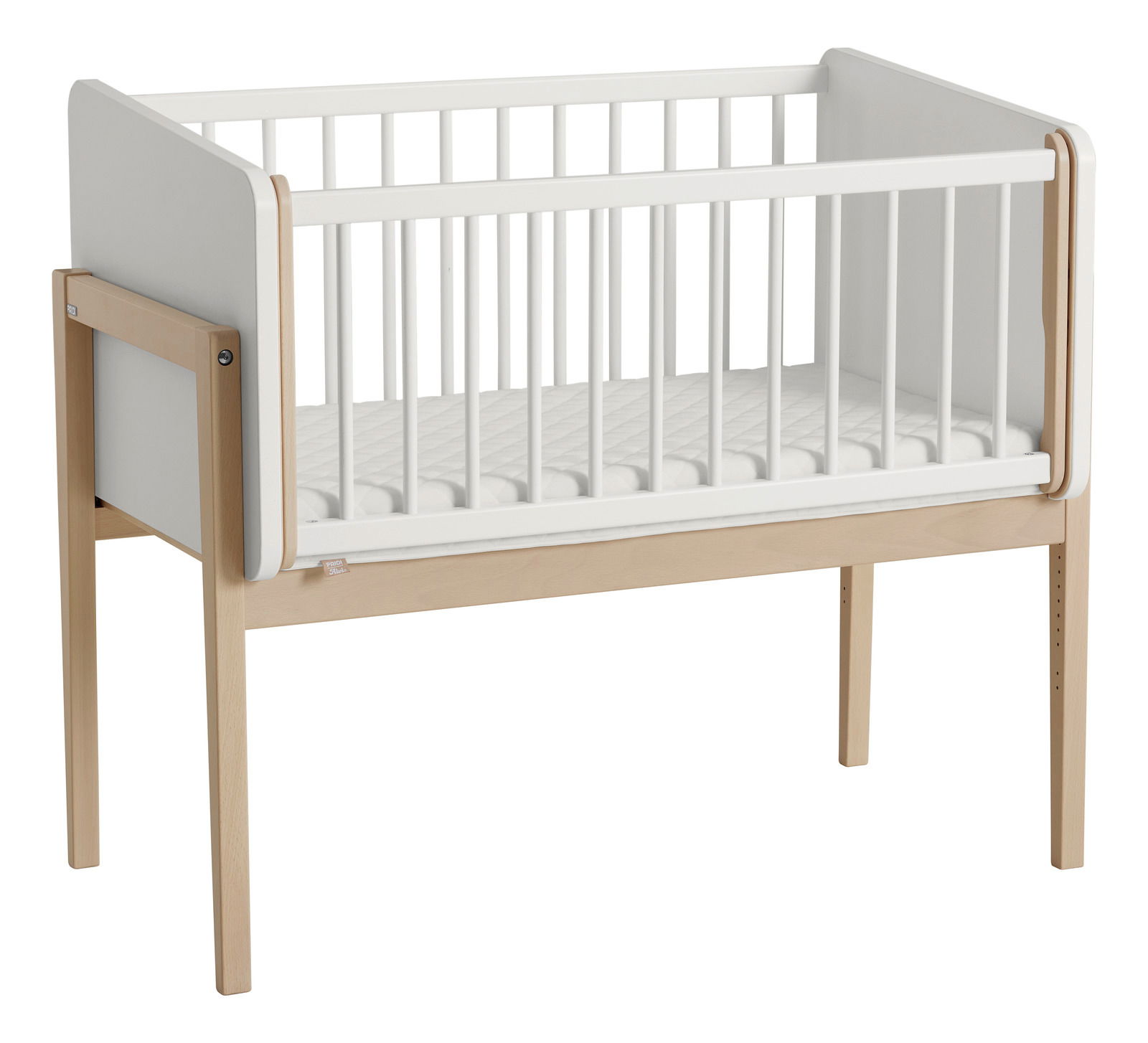 Anstellbett aus Holz mit weißem Gitter, seitliche Perspektive