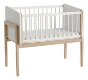 Anstellbett aus Holz mit weißem Gitter, seitliche Perspektive