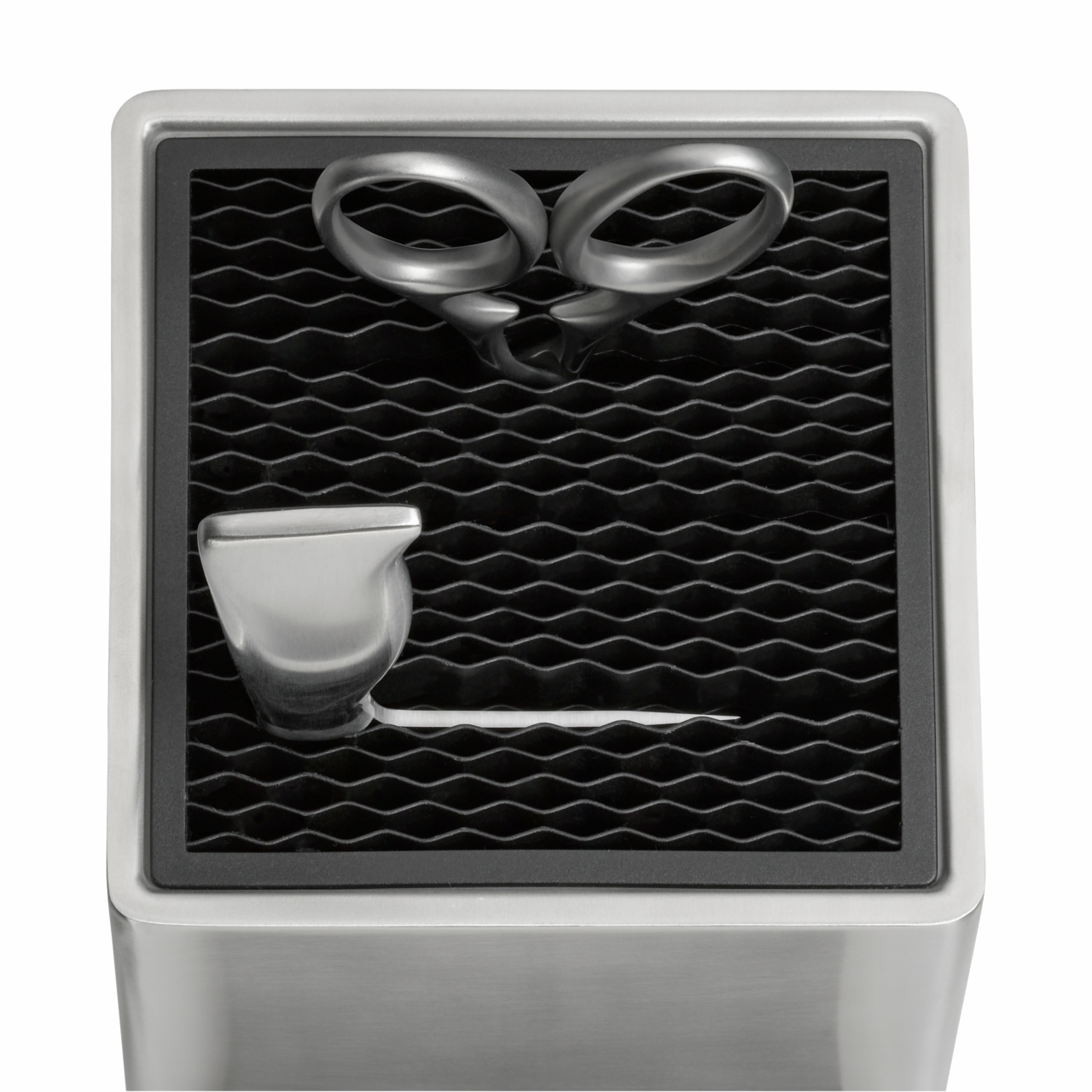 Vogelperspektive auf einen Messerblock aus Edelstahl mit Schere und Messer.