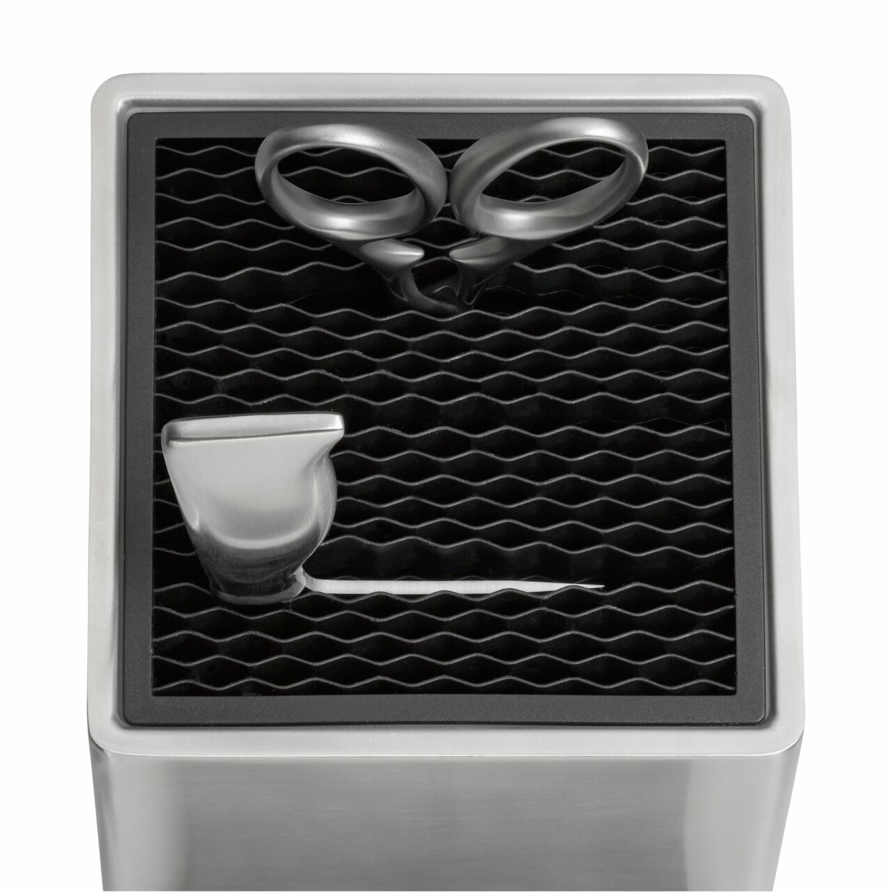 Vogelperspektive auf einen Messerblock aus Edelstahl mit Schere und Messer.