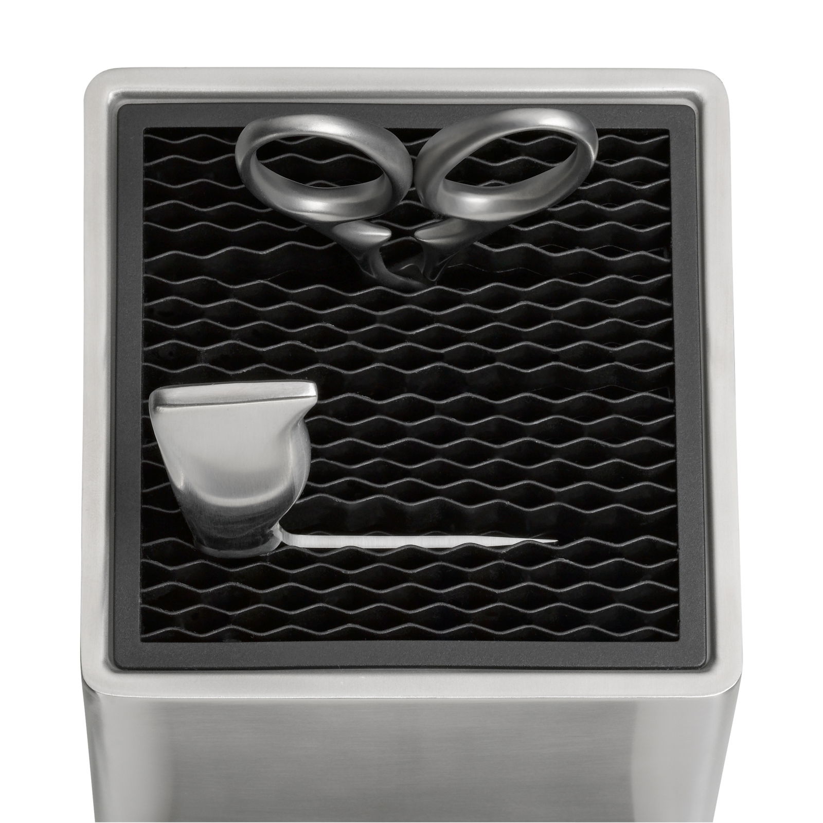 Vogelperspektive auf einen Messerblock aus Edelstahl mit Schere und Messer.