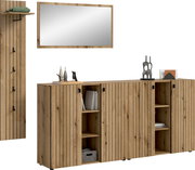 Holz-Sideboard im modernen Landhausstil mit vertikaler Lamellenoptik, zwei offenen Regalfächern und mehreren Türen, frontal in leichter Schrägansicht auf weißem Hintergrund; oben separat ein rechteckiger Wandspiegel mit Holzrahmen und links ein hohes Holz