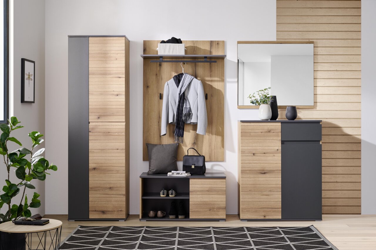 Moderne Garderobenkombination in Holzoptik mit Schuhschrank, Spiegel, Garderobenbank und Garderobenpaneel, frontal fotografiert.