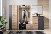 Moderne Garderobenkombination in Holzoptik mit Schuhschrank, Spiegel, Garderobenbank und Garderobenpaneel, frontal fotografiert.