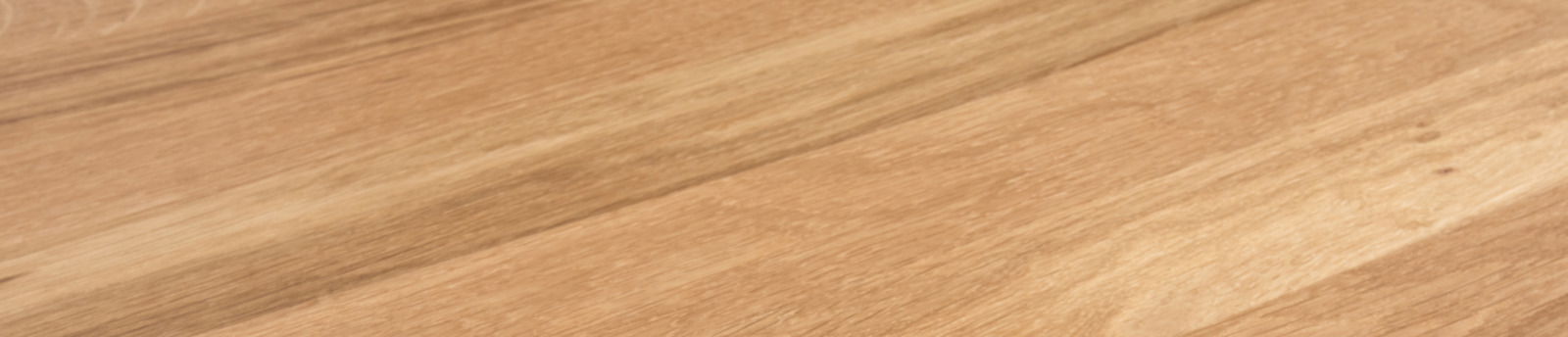 Nahaufnahme der Holzoberfläche eines Beistelltisches in natürlicher Holzoptik.