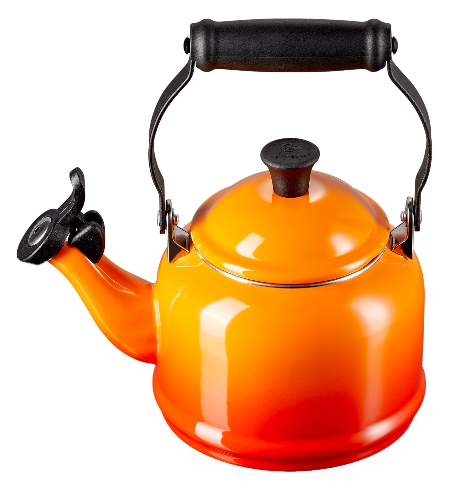 LE CREUSET Wasserkessel Demi Shell Orangefarbener Wasserkessel/Teekessel mit schwarzem Klappgriff und Pfeifaufsatz, freigestellt vor weißem Hintergrund, Ansicht schräg von vorne oben