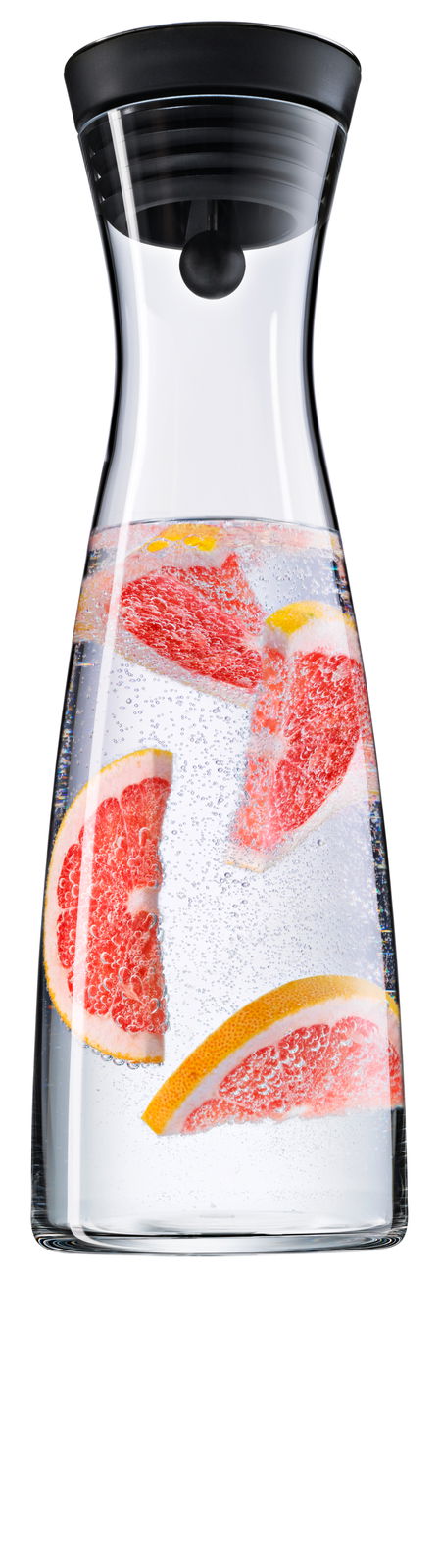 Wasserkaraffe BASIC 1,5L mit schwarzem Deckel, gefüllt mit sprudelndem Wasser und Grapefruit-Scheiben, seitliche Ansicht