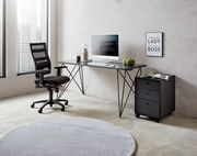 Moderner Drehstuhl in einem stilvollen Büro, seitliche Perspektive