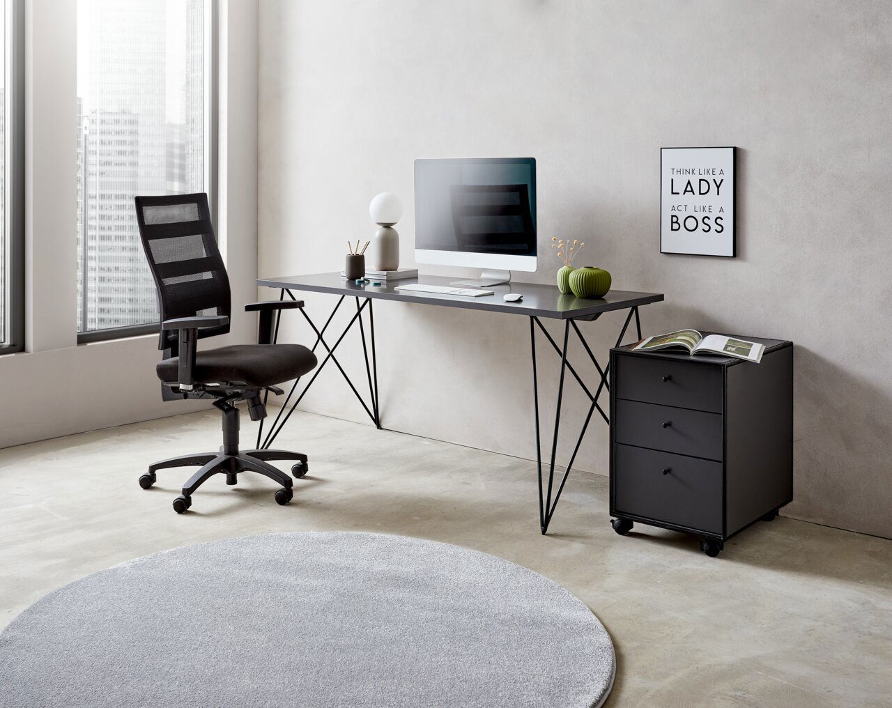 Moderner Drehstuhl in einem stilvollen Büro, seitliche Perspektive