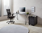 Moderner Drehstuhl in einem stilvollen Büro, seitliche Perspektive