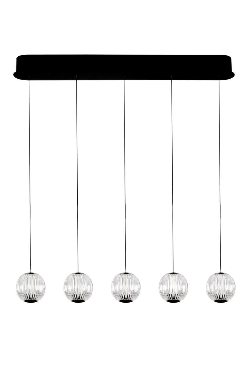 Moderne LED-Hängeleuchte mit fünf kugelförmigen, transparenten Lampenschirmen, von unten betrachtet.