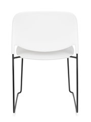 Moderner weißer Stuhl mit schwarzem Metallgestell, Vorderansicht.
