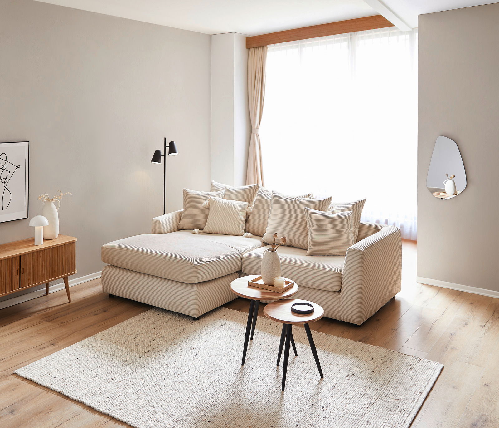 Gemütliche Rundecke in einem modernen Wohnzimmer, seitliche Perspektive