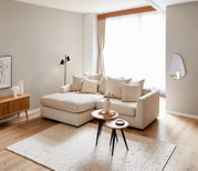 Gemütliche Rundecke in einem modernen Wohnzimmer, seitliche Perspektive