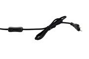 Schwarzes Netzkabel mit Schalter und Stecker, seitliche Perspektive