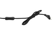 Schwarzes Netzkabel mit Schalter und Stecker, seitliche Perspektive