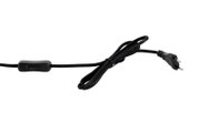 Schwarzes Netzkabel mit Schalter und Stecker, seitliche Perspektive