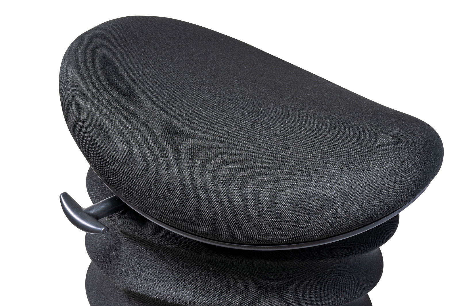 Schwarzer Schwinghocker aus seitlicher Perspektive