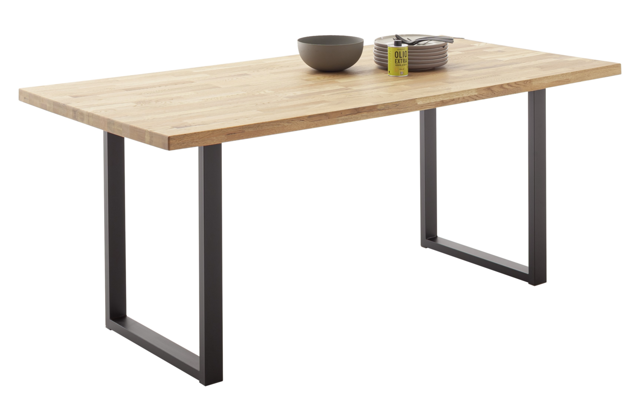 Moderner Esstisch aus Holz mit Metallbeinen, seitliche Perspektive, dekoriert mit Geschirr und Olivenölflasche.