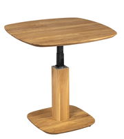 Moderner Couchtisch aus Holz mit quadratischer Tischplatte und zentralem Standfuß, seitliche Perspektive