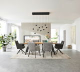 Esszimmer mit modernem Esstisch und Armlehnstühlen, frontal betrachtet. Helle, minimalistische Einrichtung mit großen Fenstern und hängender Beleuchtung.