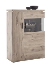 Moderne Highboard/Vitrine aus heller Eiche-Optik mit Holzmaserung, links Tür und rechts Glasfront mit schwarzen Griffen, fotografiert in leicht schräger Vorderansicht vor weißem Hintergrund.
