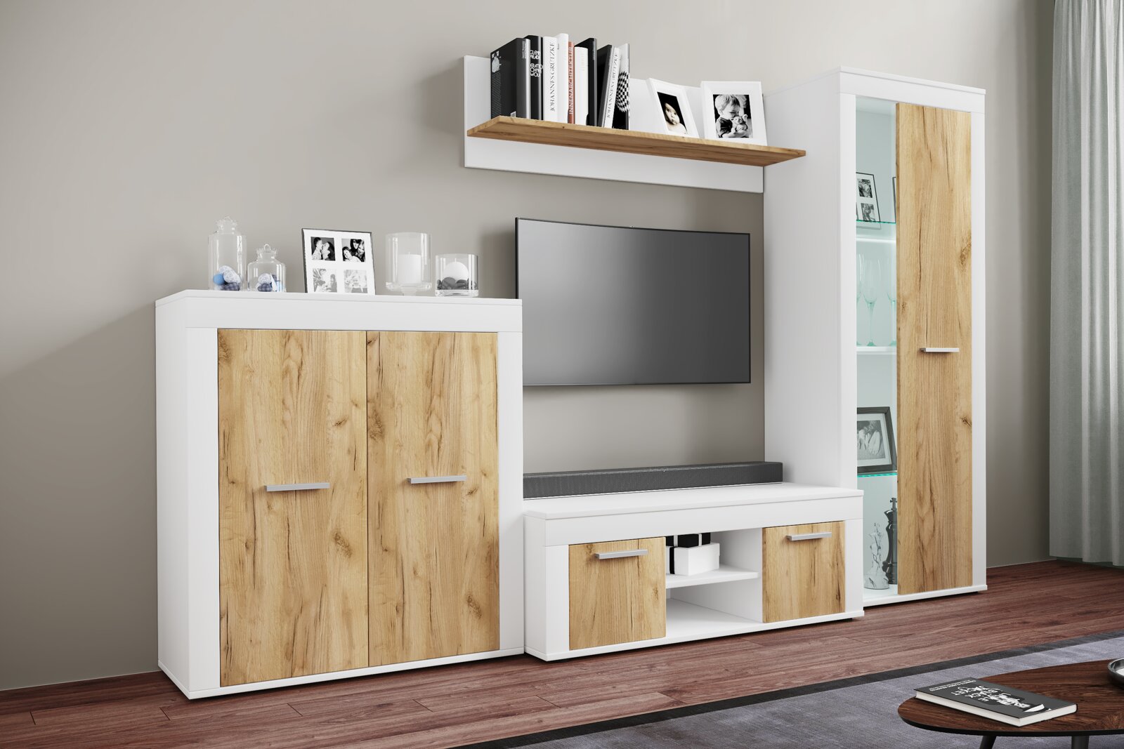 Wohnwand/TV-Möbel-Set in Weiß mit Holzoptik-Fronten, bestehend aus Sideboard, TV-Lowboard, Hängeregal und Vitrine mit Glasbereich, gezeigt in frontaler Perspektive im Wohnzimmer