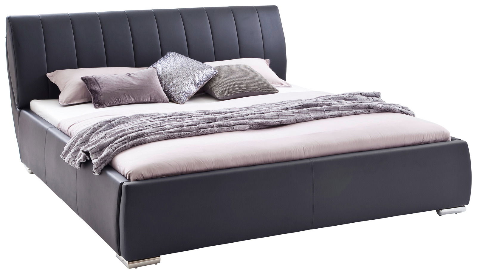 Modernes Polsterbett in dunklem Leder mit hohem Kopfteil, dekoriert mit Kissen und Decke, seitliche Perspektive