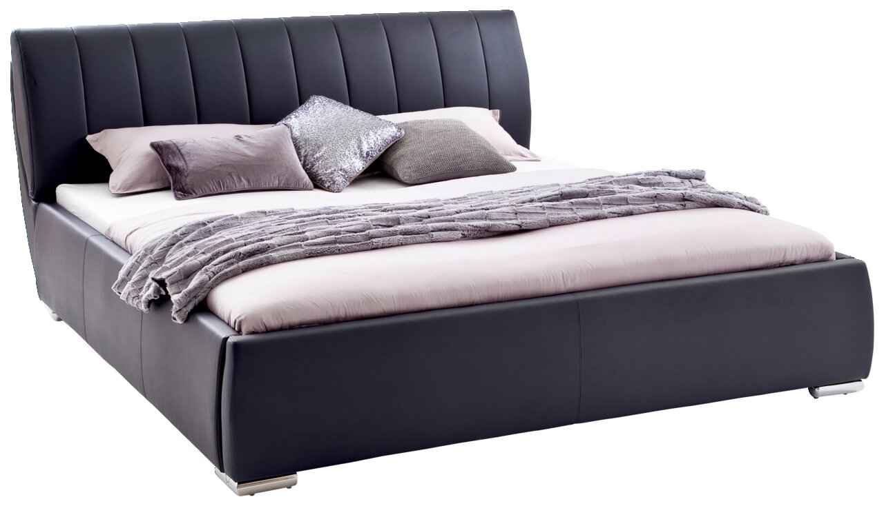 Modernes Polsterbett in dunklem Leder mit hohem Kopfteil, dekoriert mit Kissen und Decke, seitliche Perspektive