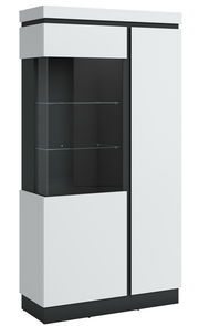 Moderne Vitrine in Weiß und Schwarz mit Glasregalen, seitliche Perspektive