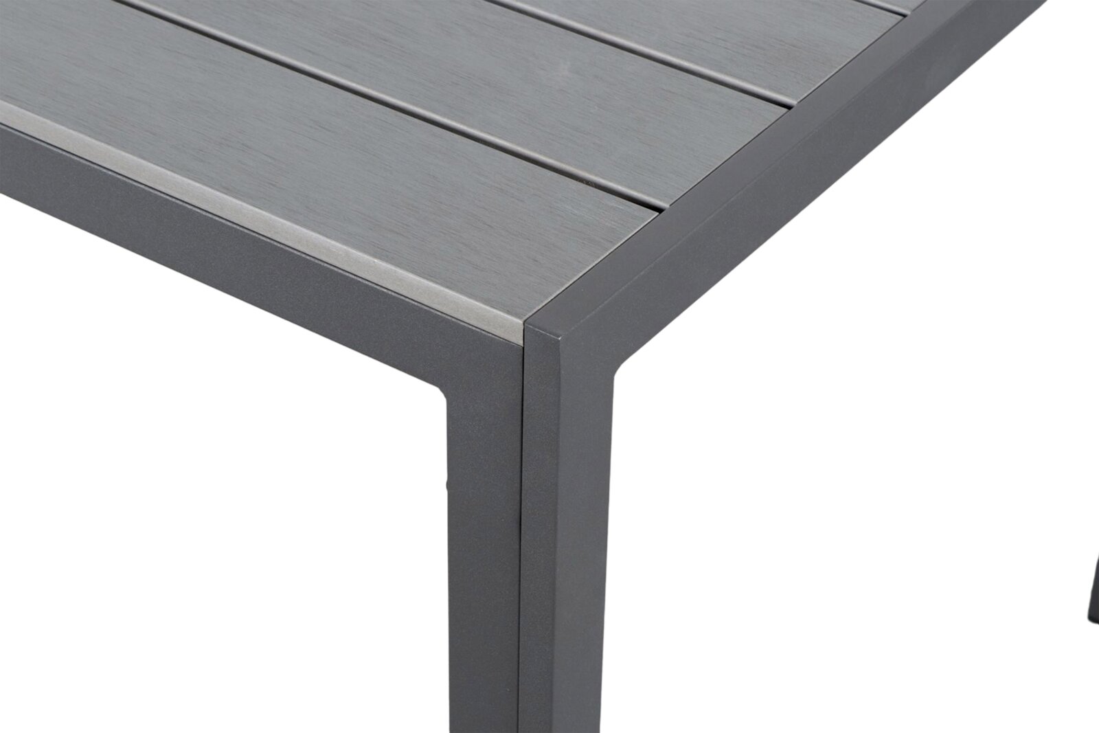 Close-up van een tuintafel met een grijs metalen blad en stevige poten, gezien van bovenaf.