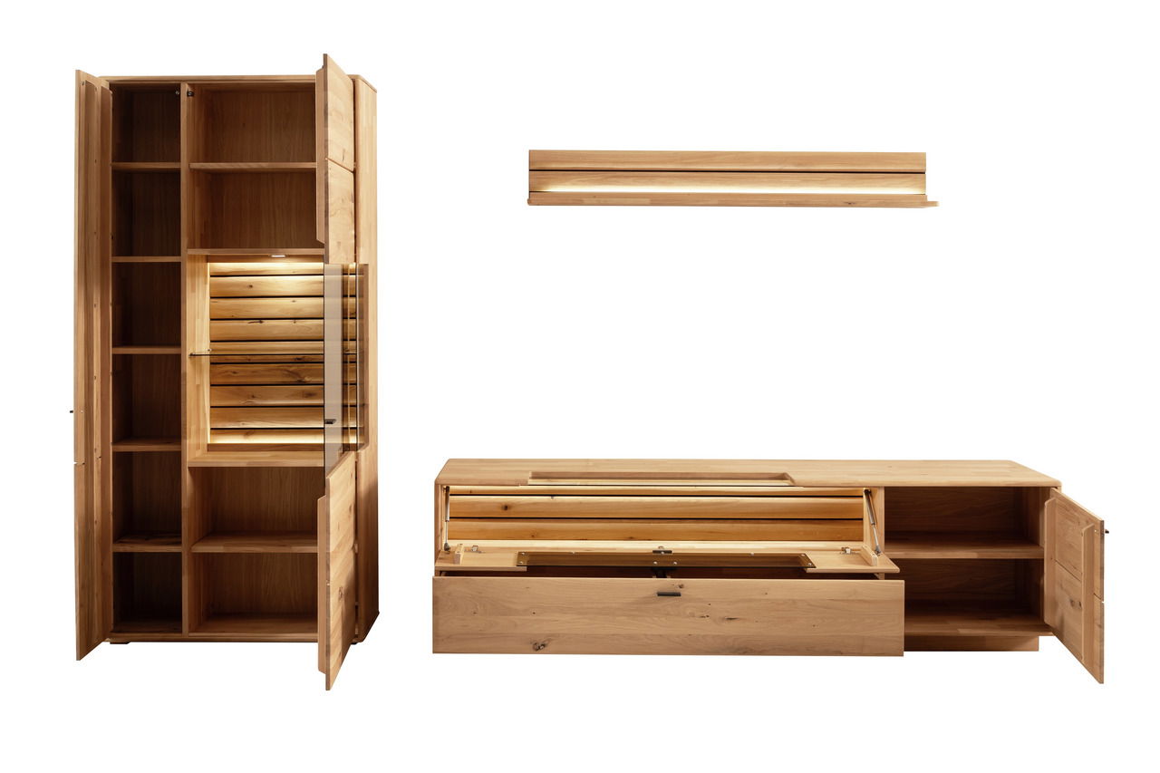 Holz-Wandkombination mit Schrank, Regal und TV-Board, frontal betrachtet