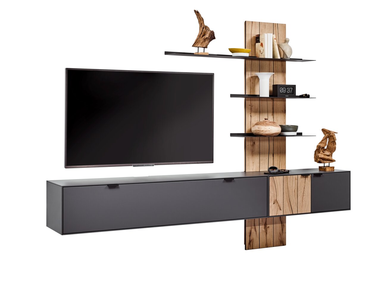 Moderne Wandkombination mit TV, hängendem Schrank und dekorativen Regalen, seitliche Perspektive
