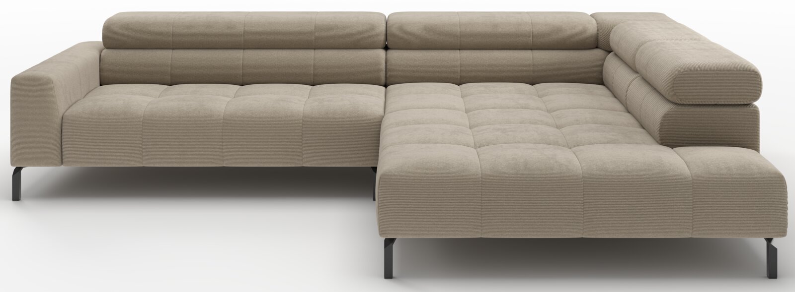 Beiges, modernes L-förmiges Ecksofa mit rechter Recamiere, gesteppten Sitzflächen und schwarzen Metallfüßen, Ansicht von vorn leicht seitlich