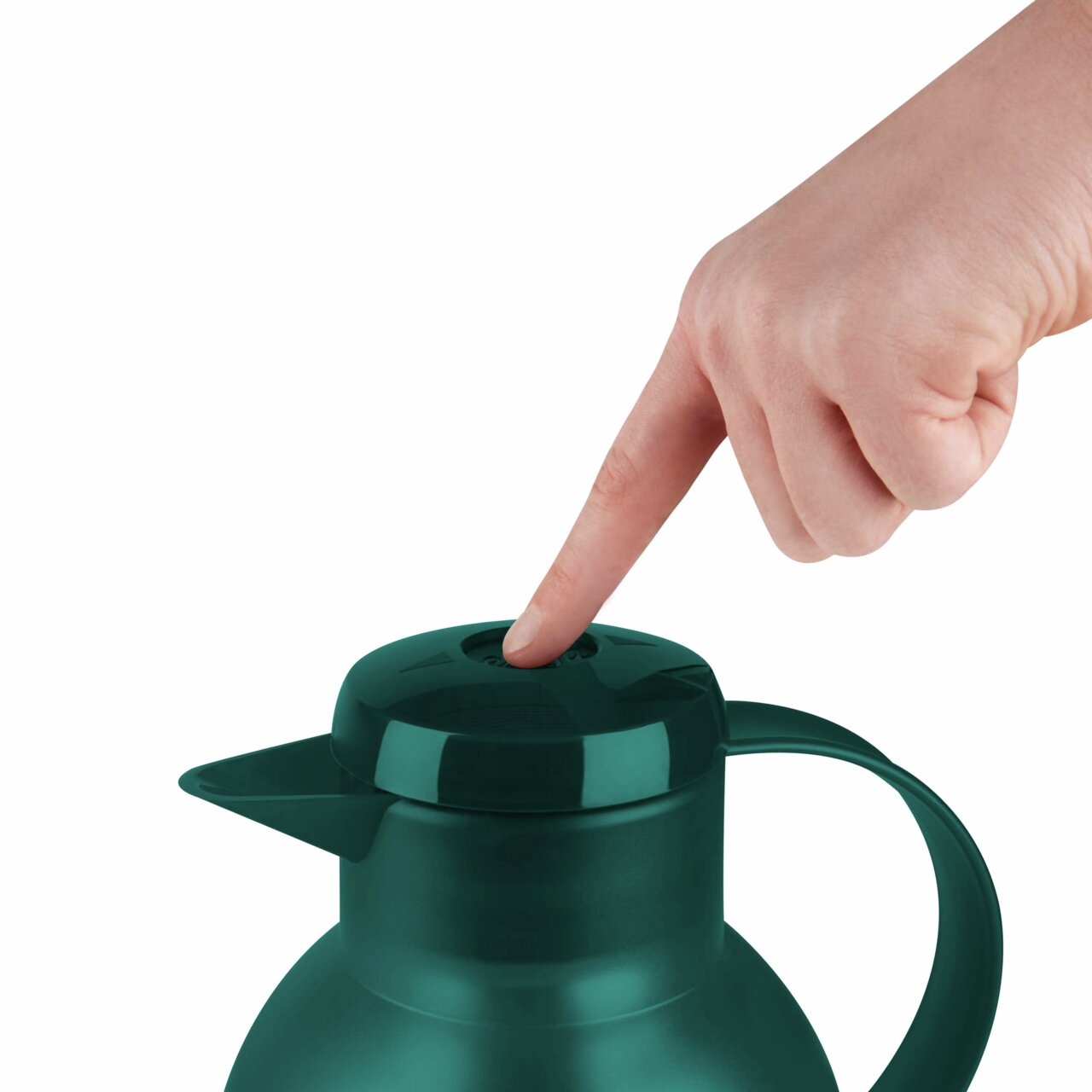 Close-up van een turquoise thermoskan van het merk SAMBA, met een hand die op het deksel drukt.