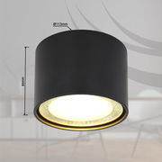 Schwarze Deckenleuchte aus Metall, zylindrische Form, mit einem Durchmesser von 113 mm und einer Höhe von 80 mm, von unten betrachtet.