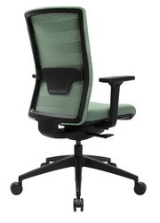 Rückansicht eines grünen Bürostuhls mit Netzrückenlehne und schwarzen Armlehnen auf Rollen.