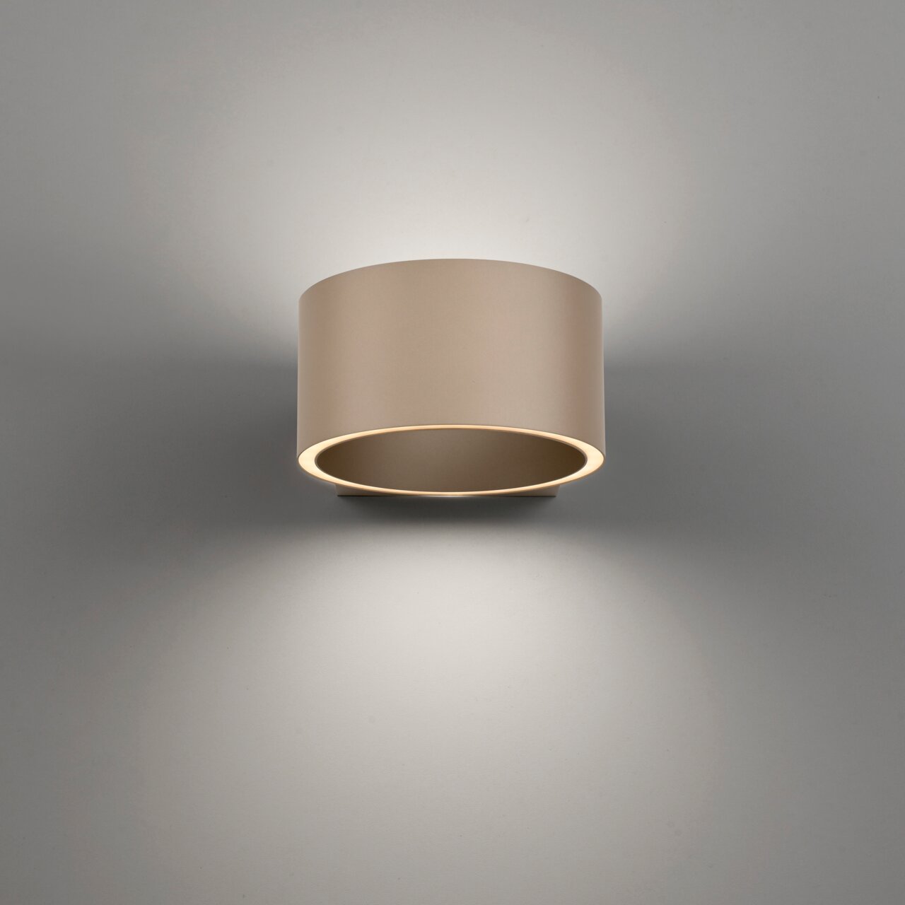 Moderne Wandleuchte PURE Clipse in zylindrischer Form, seitliche Perspektive, mit sanftem Lichtschein nach oben und unten.