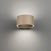 Moderne Wandleuchte PURE Clipse in zylindrischer Form, seitliche Perspektive, mit sanftem Lichtschein nach oben und unten.