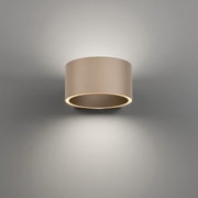 Moderne Wandleuchte PURE Clipse in zylindrischer Form, seitliche Perspektive, mit sanftem Lichtschein nach oben und unten.